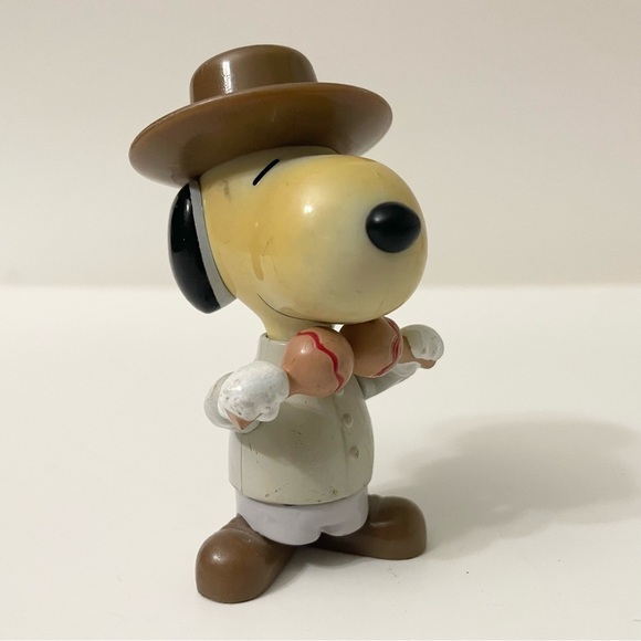 Vintage Snoopy World Tour Venezuela with Maracas Figure - Picture 7 of 10